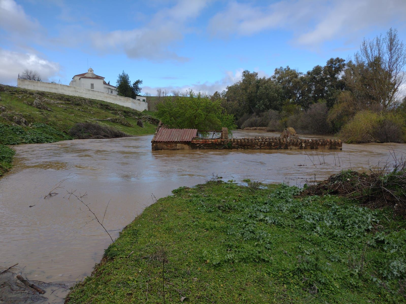 Antiguo molino inundado en La Coronada.