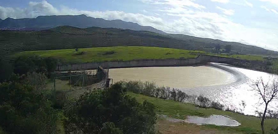 Presa de los Molinos, en Hornachos, soltando agua que se recoge en el embalse de Alange. 