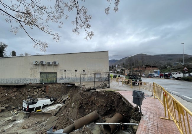 La riada arrastró coches e inundó un taller mecánico, además de causar daños en otras dos naves.