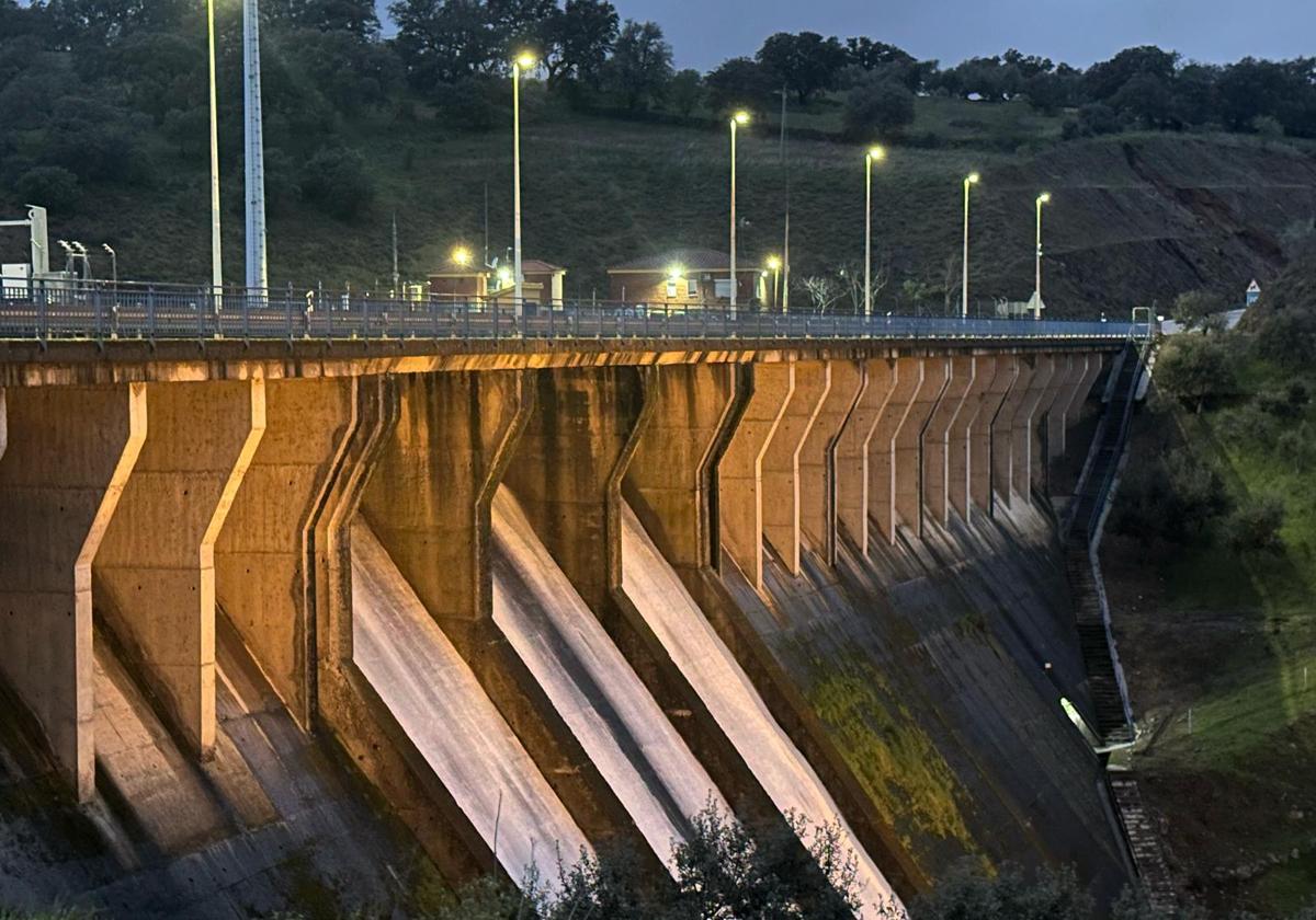 Sesenta presas sueltan agua en Extremadura y la crecida de ríos y arroyos seguirá aumentando