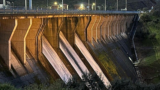 Sesenta presas sueltan agua en Extremadura y la crecida de ríos y arroyos seguirá aumentando