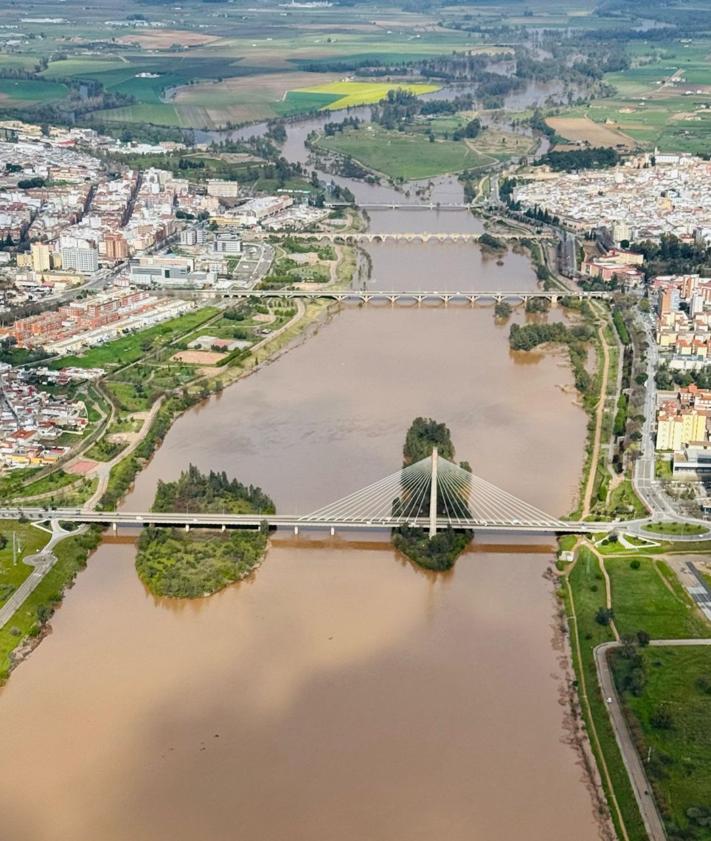 Imagen secundaria 2 - El azud del Guadiana alivia 700 metros cúbicos por segundo