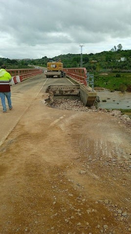 La BA-113 está cortada en la salida de Valle de la Serena hacia Puebla de la Reina, por un socavón en el puente sobre el río Guadamez.