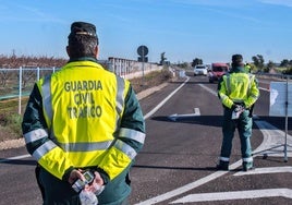 Imagen de archivo de un control de la Guardia Civil en la provincia de Badajoz