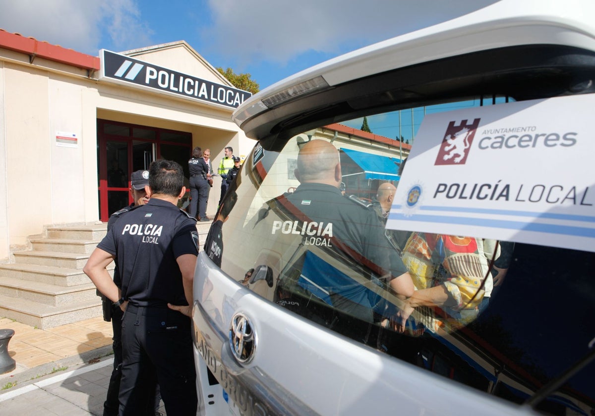 Agentes de la Policía Local en la sede de la jefatura de Cáceres durante un acto.