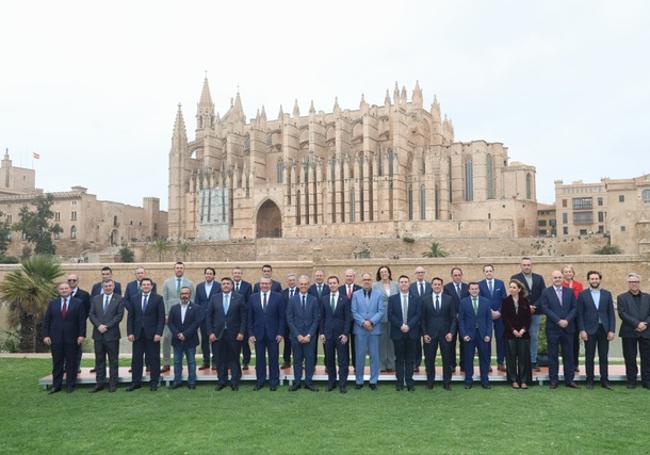 Foto de familia de los presidentes de las Diputaciones Provinciales, Cabildos y Consells Insulares, entre los que se encuentran Miguel Ángel Morales y Miguel Ángel Gallado.