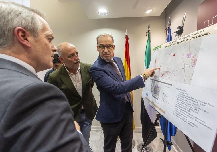 Martín Castizo, Tirso Leal y Rafael Mateos, ante el plano con la ubicación del aeródromo