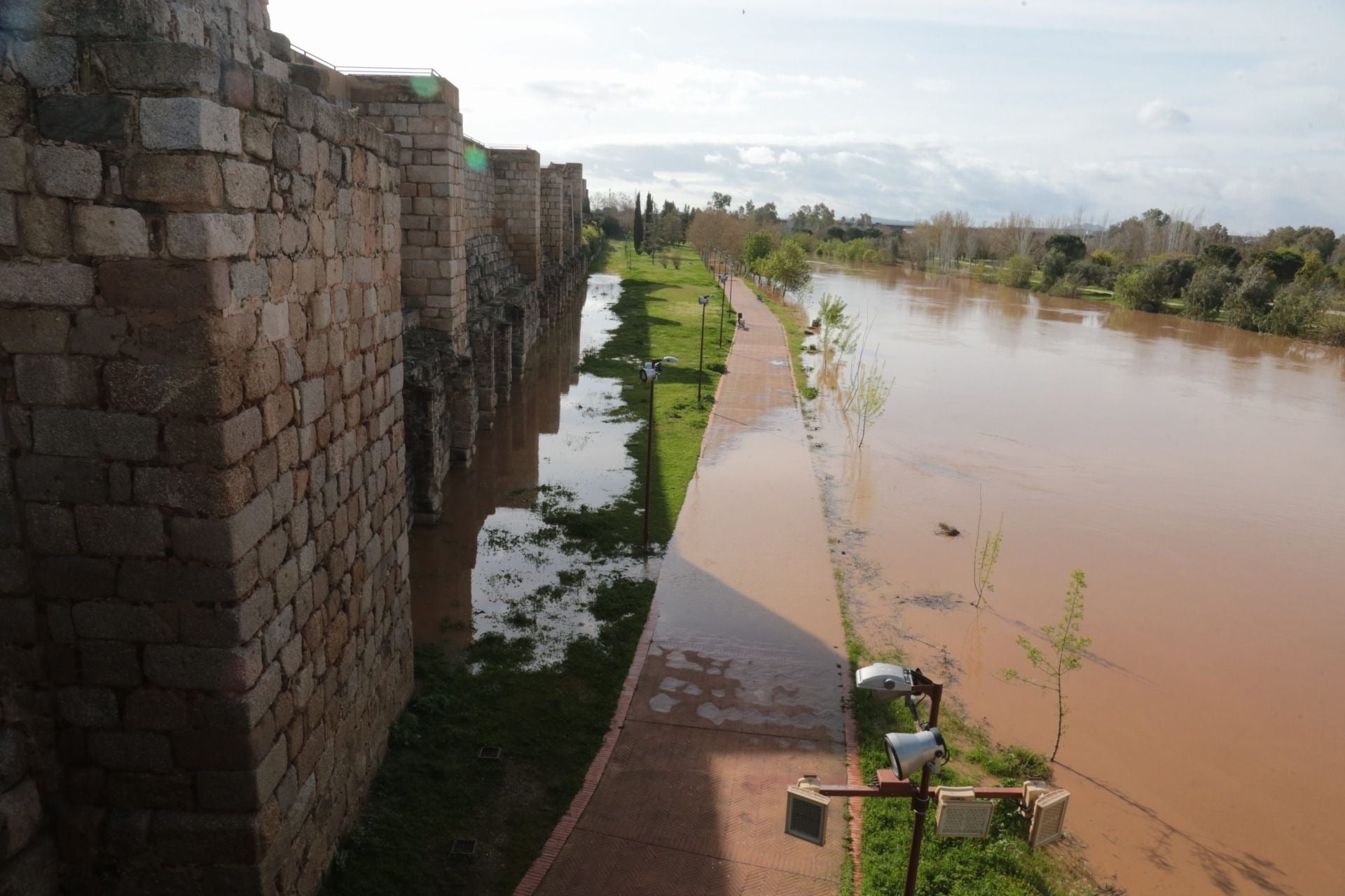 El río Guadiana, a su paso por Mérida, este miércoles.