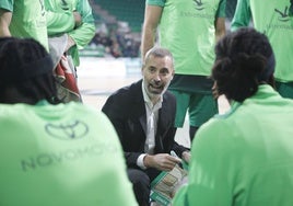 Adriá Alonso durante un tiempo muerto.