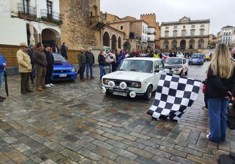 Momento de la salida de uno de los coches desde la Plaza Mayor de Cáceres.