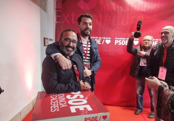 Álvaro Sánchez Cotrina junto a Miguel Ángel Morales este sábado en el 14º Congreso Provincial del PSOE en Cáceres.