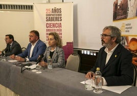 Pedro Mateos, a la derecha, en la presentación del 25 aniversario.