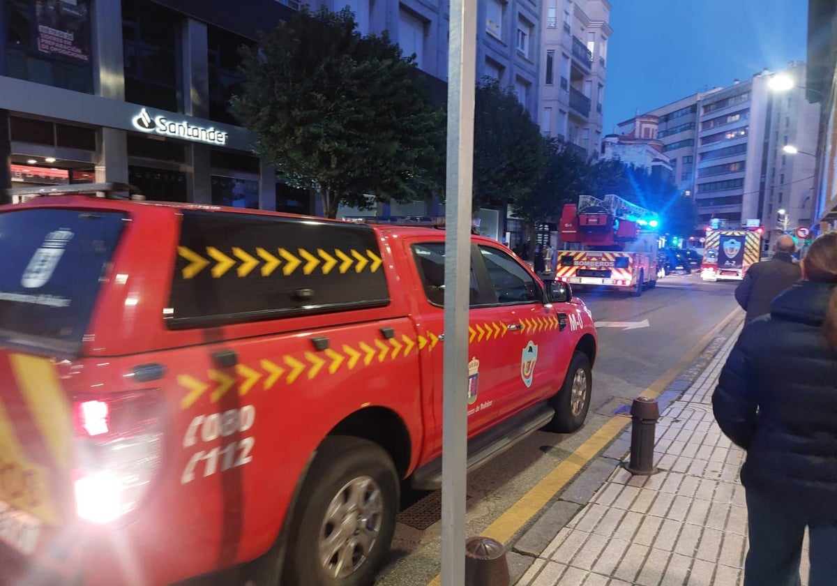 La calle Alonso de Celada con los coches de bomberos.