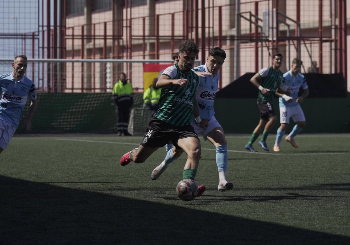 Acción del duelo entre el Atlético Paso y el Coria de este domingo.