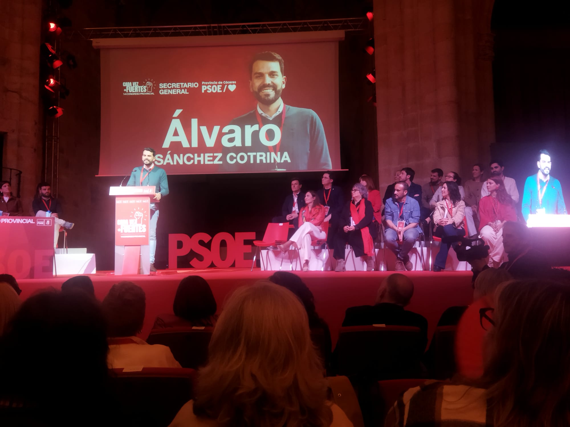 Álvaro Sánchez Cotrina junto a su Ejecutiva en el Congreso Provincial del PSOE En Cáceres.