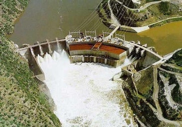 La presa de Cedillo desembalsa más de dos millones de litros de agua por segundo