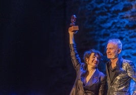La actriz Silvia Abril recibe un premio en el Festival de Cine de Cáceres de manos de Tinti Rebollo.