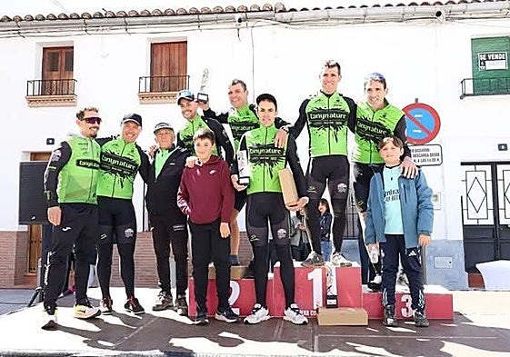 Los integrantes del Tany Nature celebran el gran éxito del equipo en Herrera del Duque.