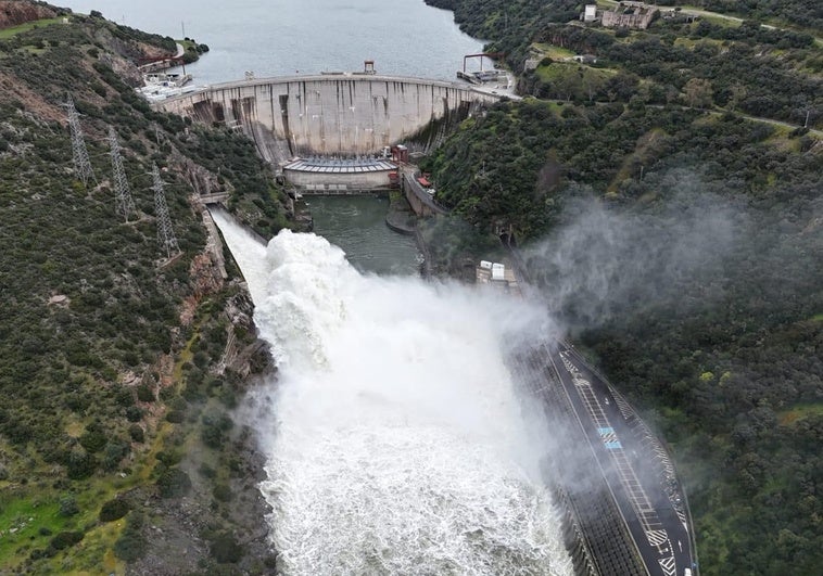 Embalse de Valdecañas aliviando agua el pasado sábado.