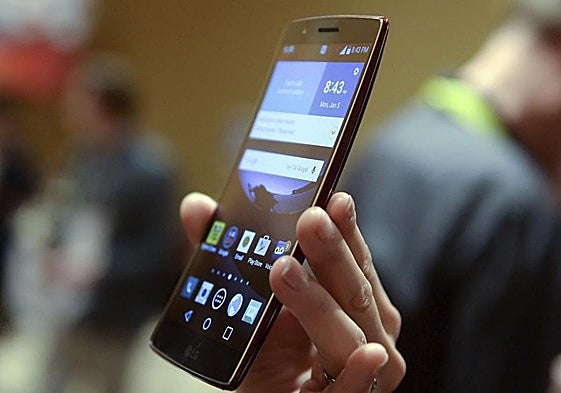 Persona sosteniendo un teléfono móvil.