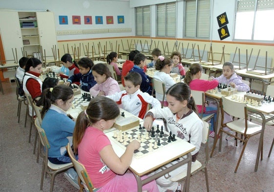 Escolares extremeños en una actividad formativa complementaria de ajedrez.