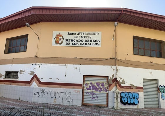 Aspecto exterior del edificio del viejo mercado, cerrado y sin servicio desde hace 15 años y repleto de pintadas.