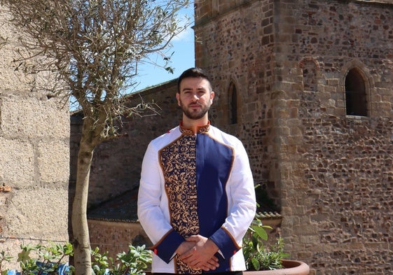 Antonio Manuel Céspedes, chef del Hilton de Cáceres, fotografiado en la terraza panorámica del hotel, con la iglesia de Santiago al fondo.