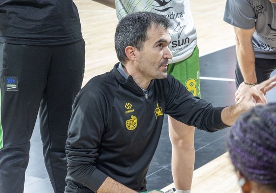 Jesús Sánchez dando instrucciones a sus jugadoras.