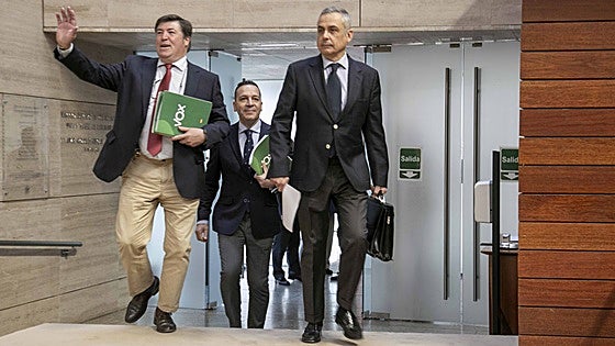 PP y Vox aprueban las rebajas fiscales en Extremadura pero chocan en materia de inmigración
