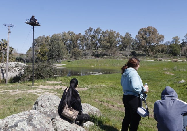 La 'performance' se desarrolla en el paisaje conocido como Charca del Matorral.