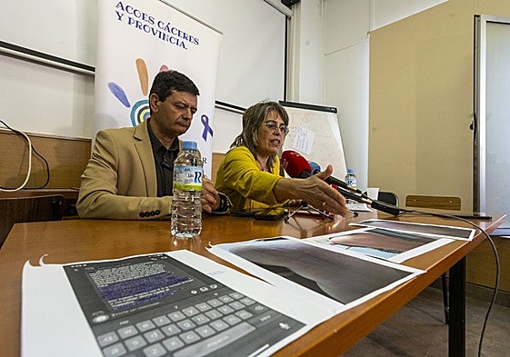 Maribel Mendoza, presidenta de ACOES, y Juan Carlos Caso, colaborador de ACOES, durante la rueda de prensa.