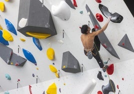 Un joven practica escalada en el rocódromo de la Ciudad Deportiva.