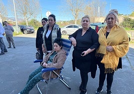 Alba, en la silla, acompañada por familiares en el tanatorio de Plasencia.