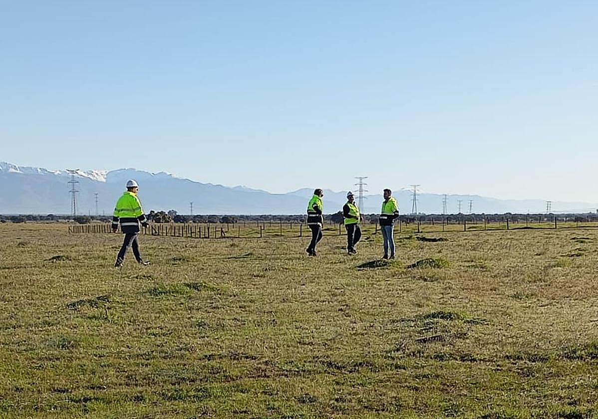 Trabajadores en el terreno en el que se construirá la gigafactoría de AESC.