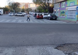 Socavón en la confluencia de las calles Cerro del Viento y José López Rebollo.