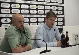 Luis Oliver Sierra presentó a su relevo en el banquillo del Badajoz, David González, en una situación insólita.