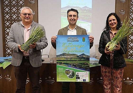 El alcalde de Alconchel, Óscar Díaz, junto al diputado del Área de Desarrollo Rural de la Diputación, Juan María Delfa, y la enóloga Julia Marín.