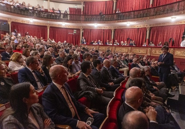 El pregonero se dirigió en primer lugar a los asistentes desde el patio de butacas del Gran Teatro de Cáceres.
