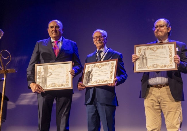 Los tres distinguidos con el título cofrades de honor.
