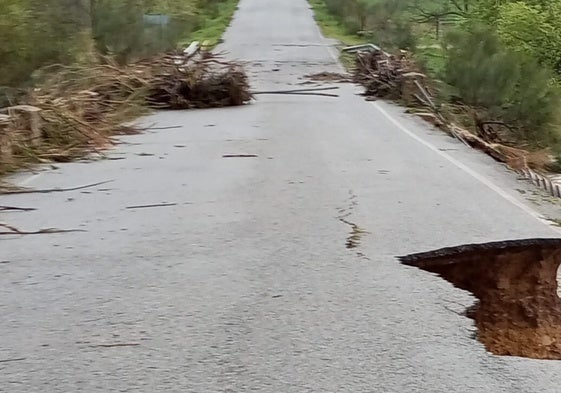 Camino sobre el puente del río Viar en Puebla del Maestre, seriamente afectado por las inundaciones.