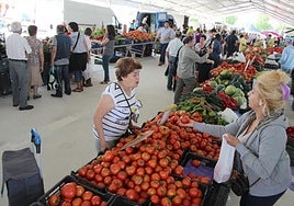 Imagen de archivo del mercadillo de los sábados, que ya se celebró en el parque empresarial de Mejostilla.