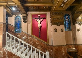 El Cristo de la Misericordia está en uno de los laterales de la ermita, junto a la escalera.