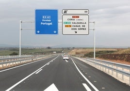 Autovía autonómica EXA1 que será prolongada hasta Portugal.