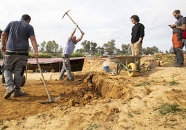 Trabajos en el yacimiento de Casas del Turuñuelo el pasado martes.