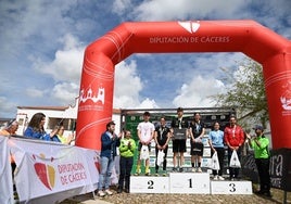 El podio de honor con los ganadores y medallistas del Campeonato de Extremadura de triatlón cros.