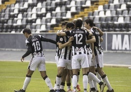 Los jugadores del Badajoz celebran el primer gol de Gustavo Quezada en la victoria ante el Calamonte.