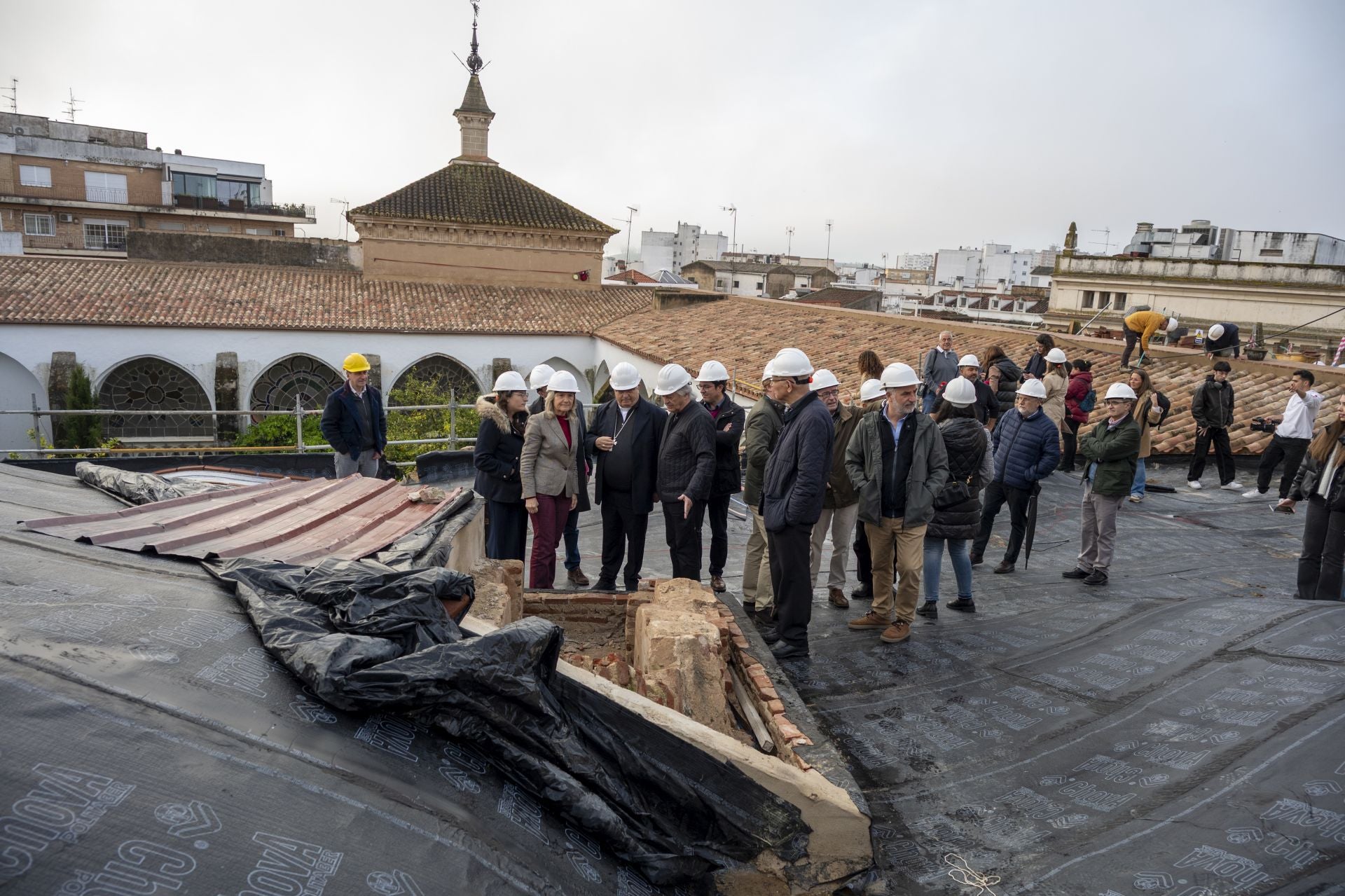 La recuperación de los tejados de la catedral de Badajoz, en imágenes