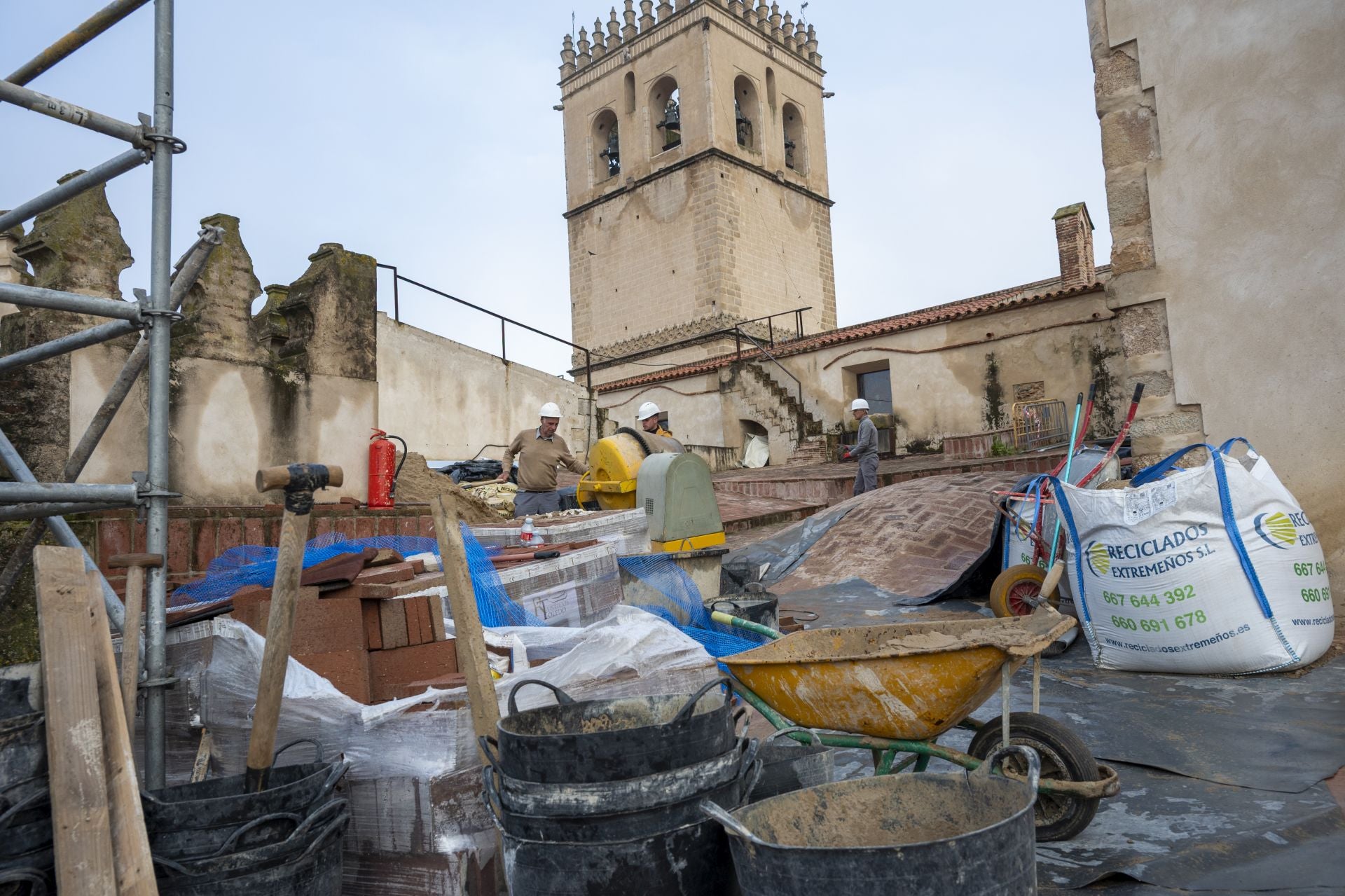 La recuperación de los tejados de la catedral de Badajoz, en imágenes
