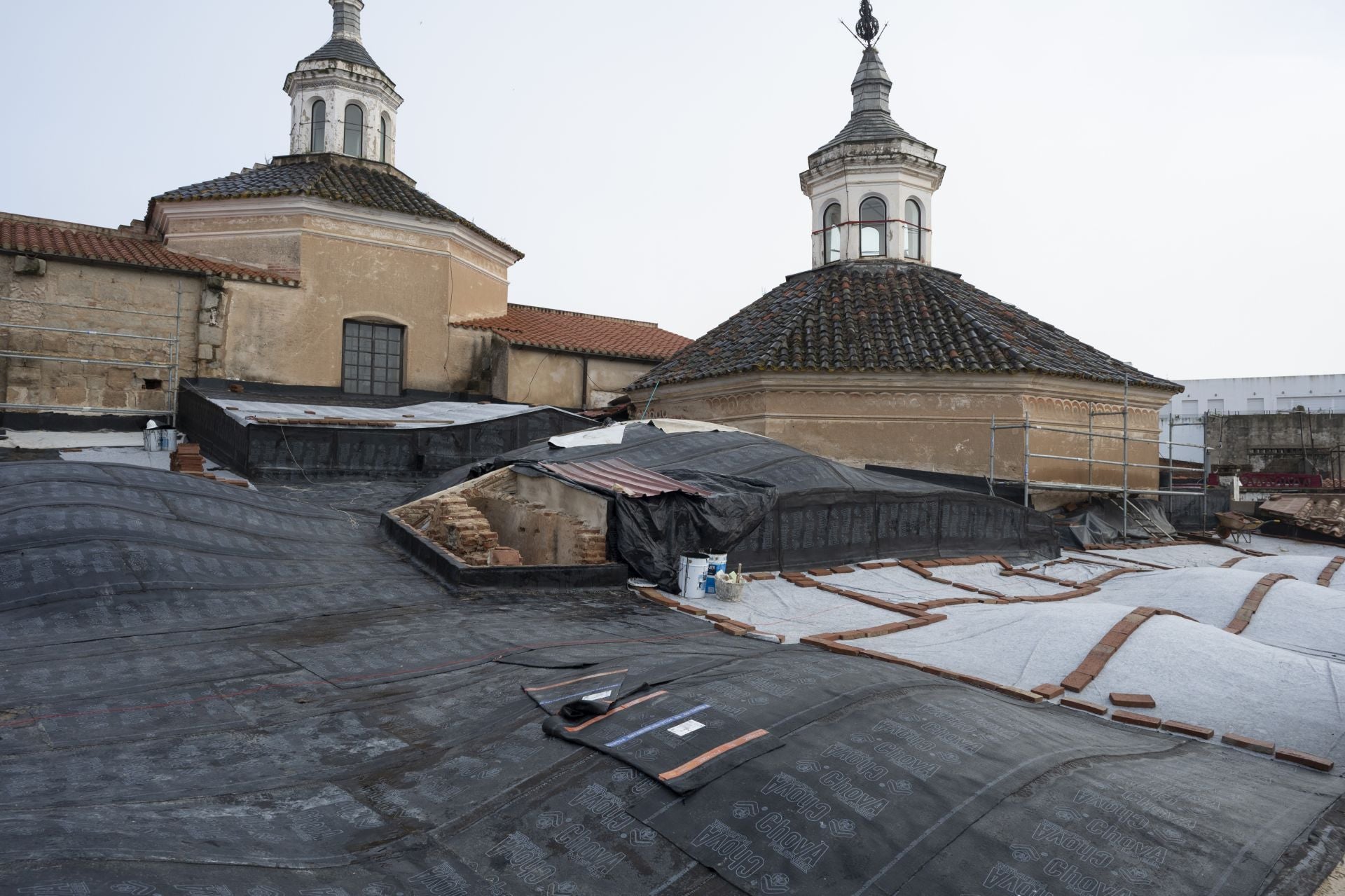 La recuperación de los tejados de la catedral de Badajoz, en imágenes
