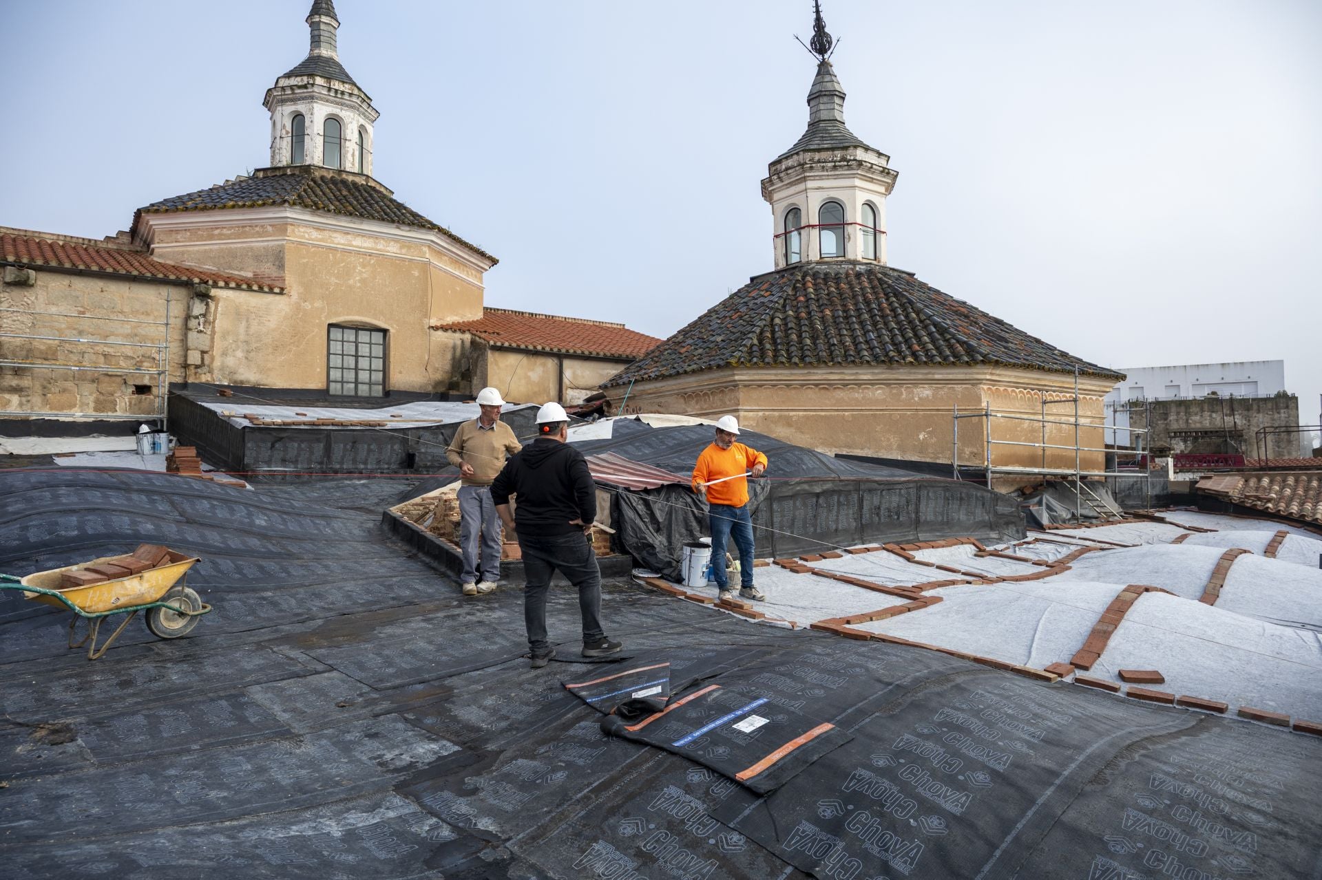 La recuperación de los tejados de la catedral de Badajoz, en imágenes